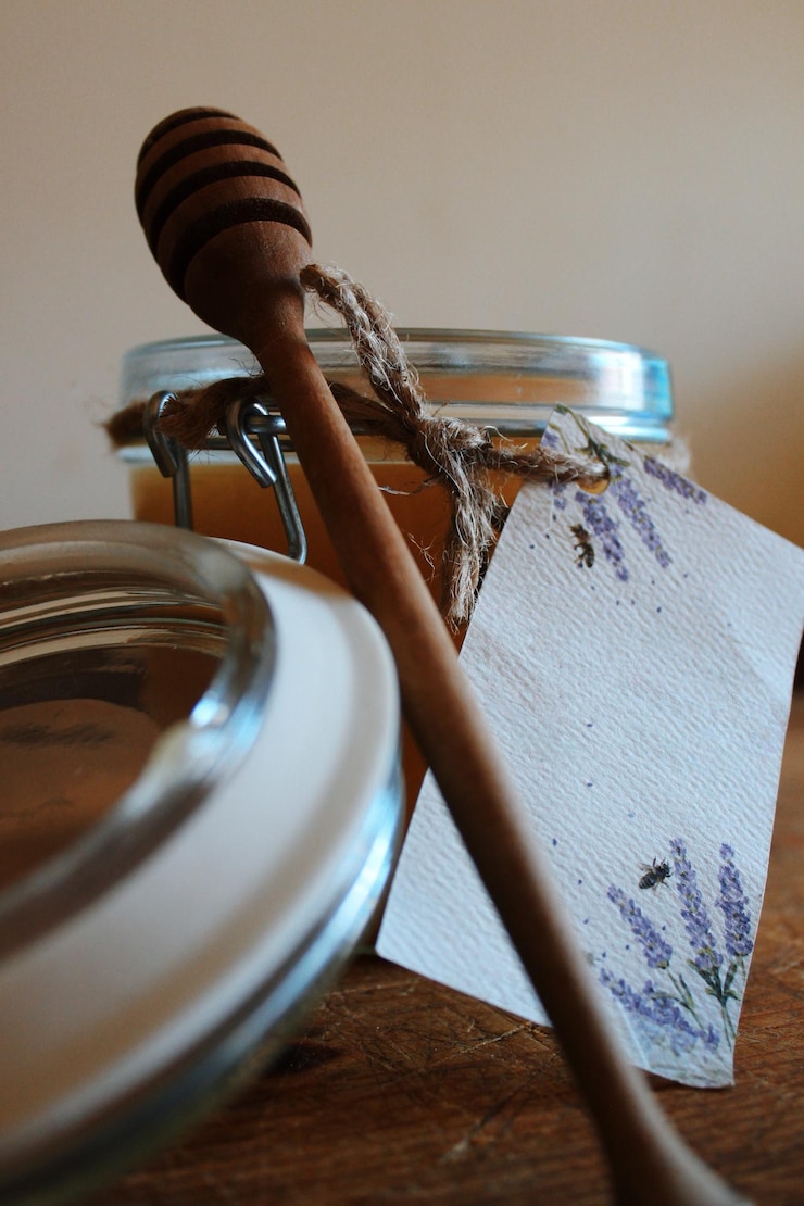 Photo high angle view of jar on table against wall