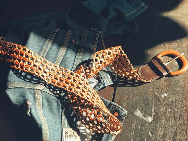 Photo high angle view of jeans and belt on floor