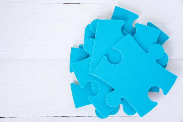 Photo high angle view of jigsaw pieces on wooden table