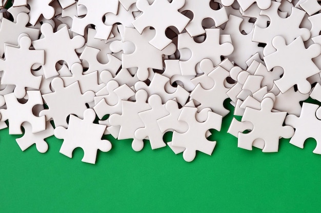 Photo high angle view of jigsaw puzzle against green background