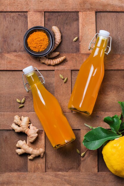 Foto vista ad alta angolazione del succo sul tavolo