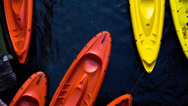 Foto vista ad alto angolo del kayak sul lago