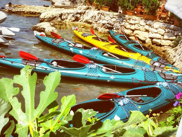 Foto vista ad alto angolo dei kayak sulla spiaggia