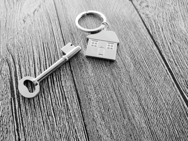 Photo high angle view of key and ring on table