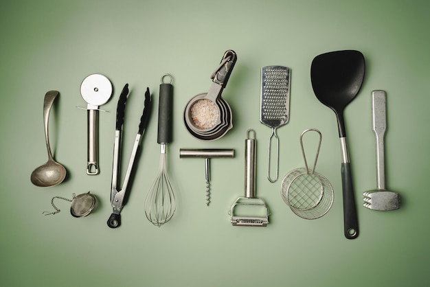 Photo high angle view of kitchen utensils on yellow background