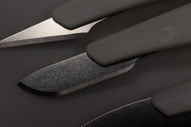 Photo high angle view of knives against gray background