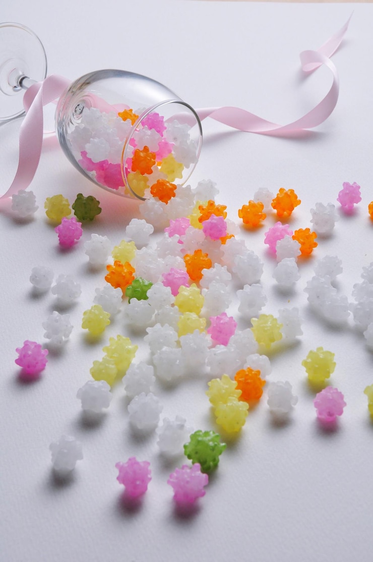 Photo high angle view of konpeito with wineglass on table