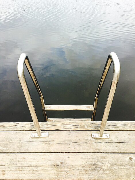 Foto scala ad alto angolo di vista sul molo vicino al lago