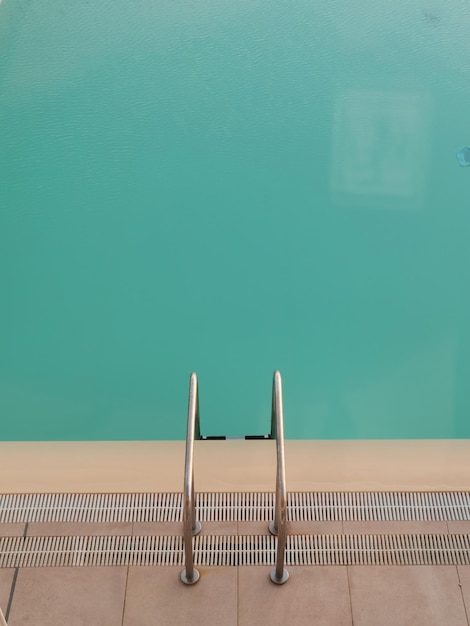 Foto vista ad alto angolo di una scala in piscina