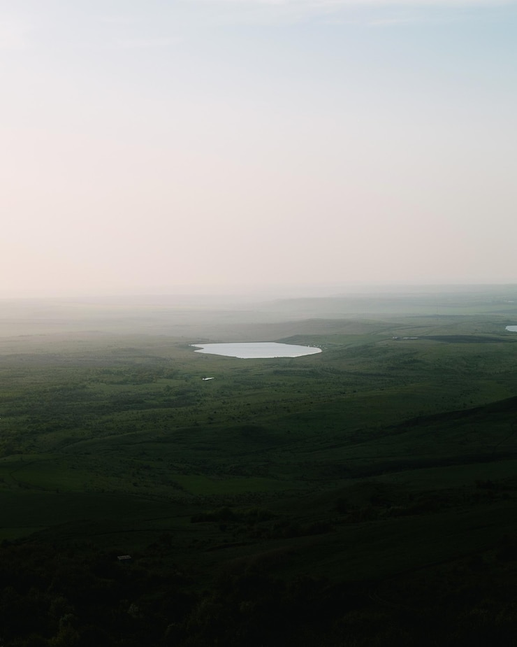 Photo high angle view of lake amidst landscape against clear sky