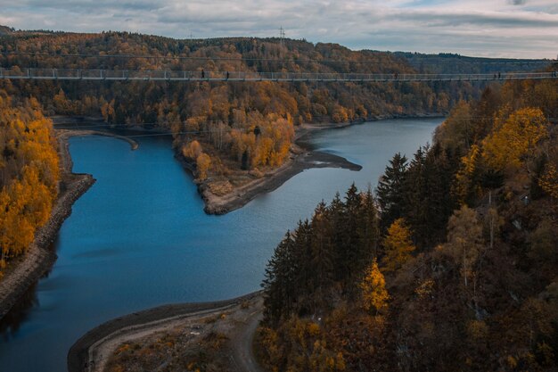 Vista ad alto angolo del lago in mezzo agli alberi contro il cielo