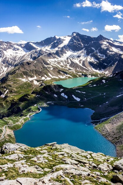 Photo high angle view of lake and mountains against blue sky