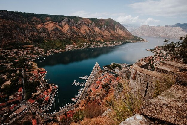 Foto vista ad alto angolo del lago e delle montagne contro il cielo