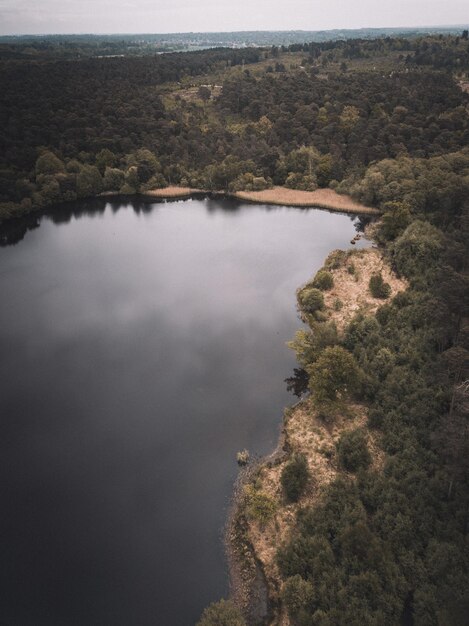 Photo high angle view of lake and trees against sky