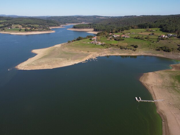 Foto vista ad alto angolo di un lago