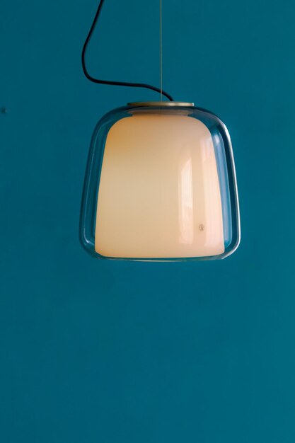 Foto vista ad alto angolo di una lampada sullo sfondo blu