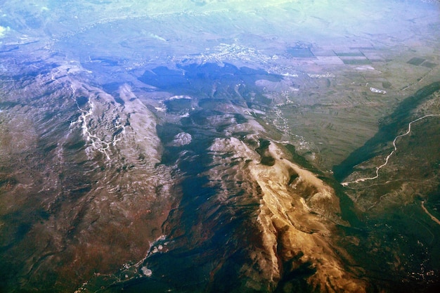 Foto vista ad alto angolo della catena montuosa terrestre