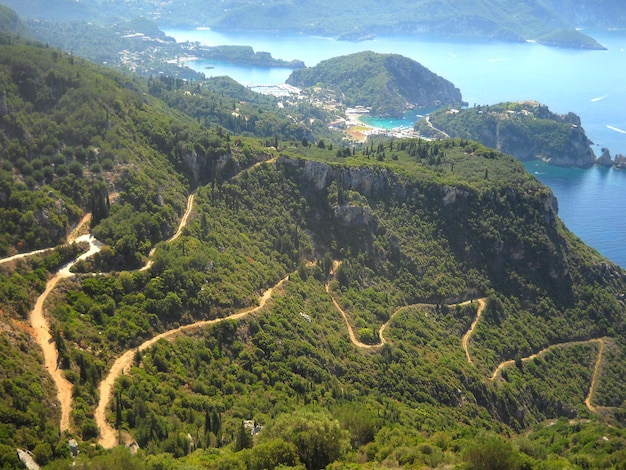 Foto vista ad alto angolo di terra e mare contro le montagne