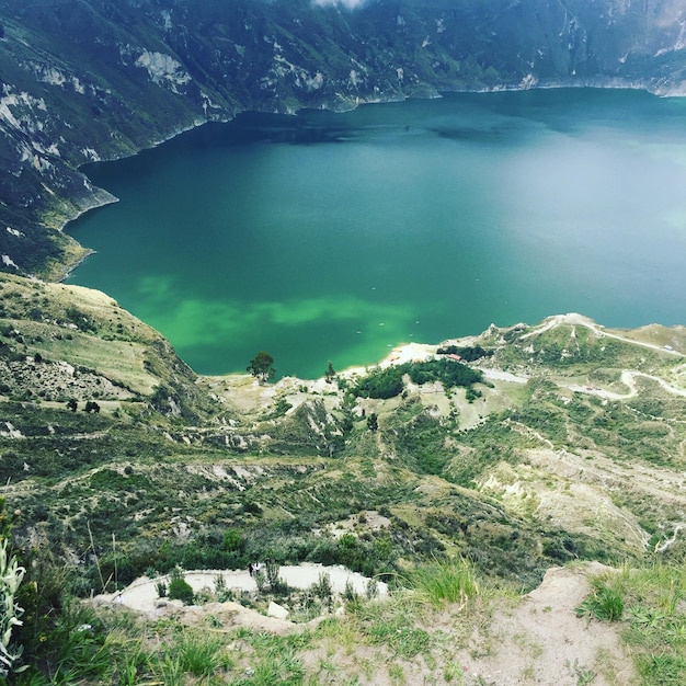 Foto vista ad alto angolo di terraferma e mare