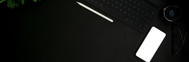 Высокоугольный вид клавиатуры ноутбука