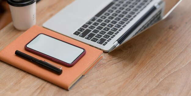 Photo high angle view of laptop on table