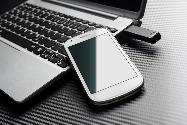 Photo high angle view of laptop with mobile phone on table
