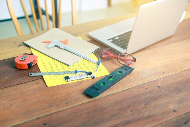 Photo high angle view of laptop and work tools on table