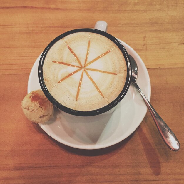 Foto vista ad alta angolazione del latte macchiato sul tavolo