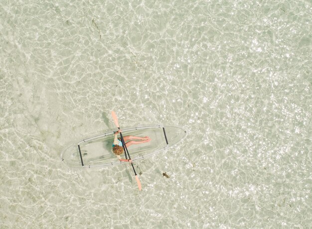 Foto vista ad alto angolo di una foglia che galleggia sull'acqua