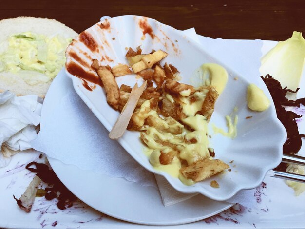 Foto vista ad alta angolazione delle patatine fritte rimaste sul tavolo