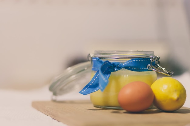 Foto vista ad alta angolazione del limone e dell'uovo con il barattolo sul tavolo