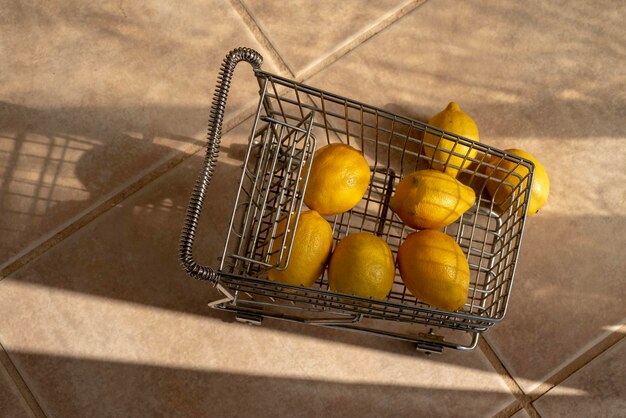 石のショッピングカートバスケットのレモンの高角度の景色
