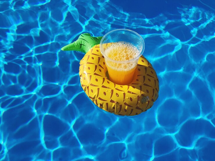 Photo high angle view of lemon slice in swimming pool