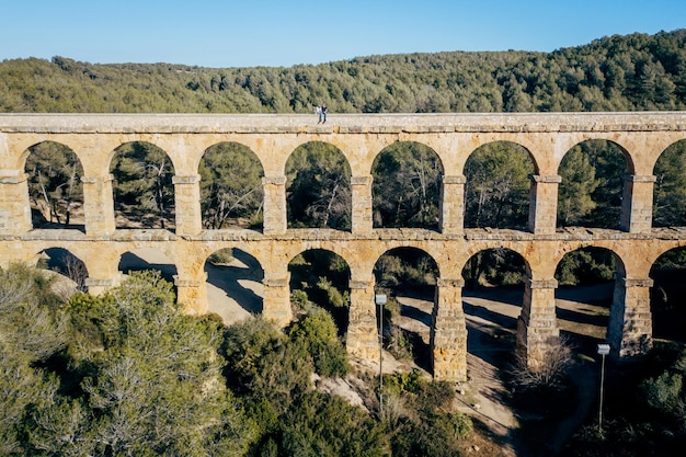 Foto vista ad alto angolo dell'acquedotto di les ferreres contro un cielo limpido