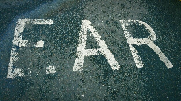 Photo high angle view of letters on road