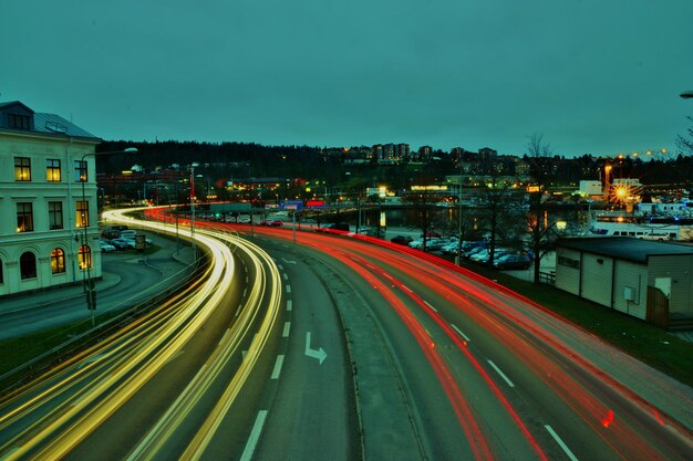 Foto vista ad alta angolazione delle tracce di luce sull'autostrada in città di notte