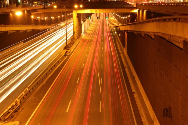 Foto vista ad alto angolo delle tracce di luce sull'autostrada di notte