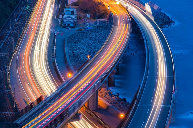 Foto vista ad alta angolazione delle tracce luminose sull'autostrada di notte