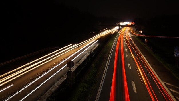 夜の高速道路のライトトレイルの高角度のビュー