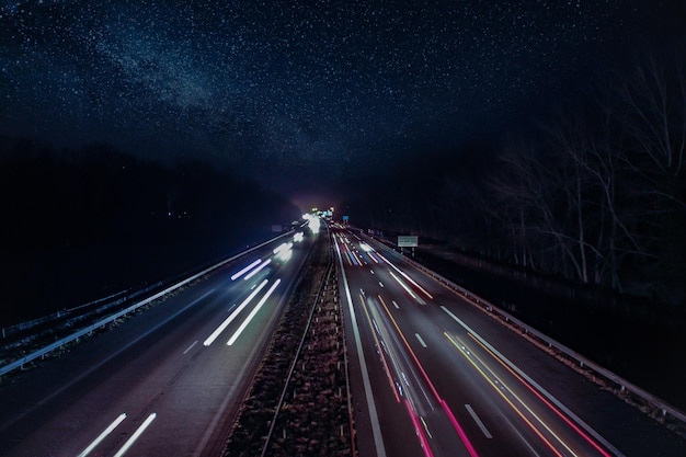 Photo high angle view of light trails on highway at night