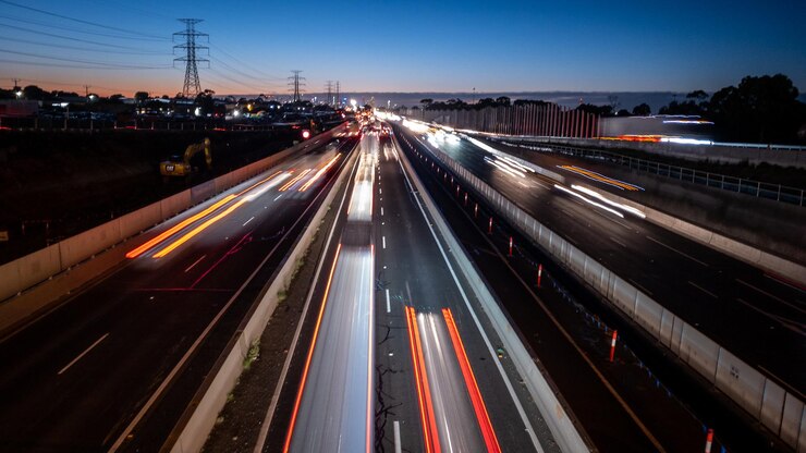 Photo high angle view of light trails on highway