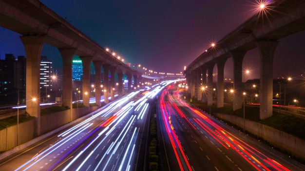 Foto vista ad alto angolo delle tracce di luce su autostrada a più corsie di notte