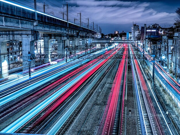 Photo high angle view of light trails on rail road at night