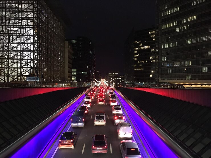 Photo 夜の道路のライトトレイルの高角度のビュー