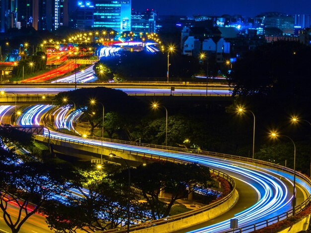 Foto vista ad alto angolo delle tracce luminose sulla strada di notte