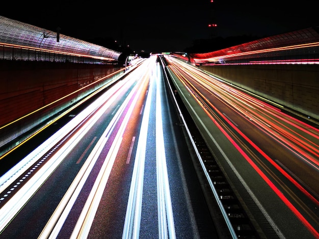 夜の道路のライトトレイルの高角度のビュー