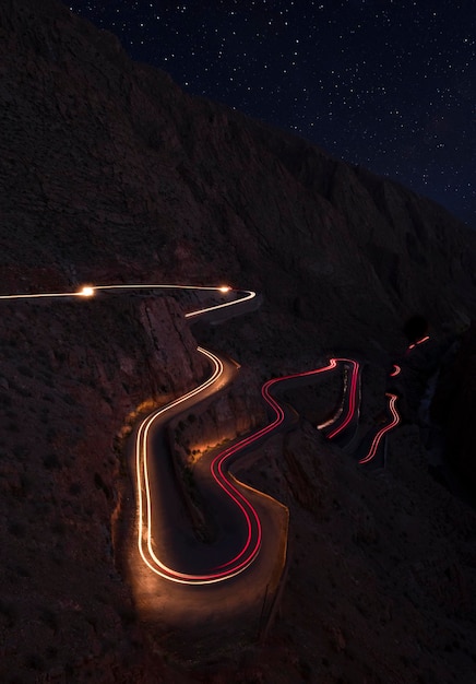 夜の道路のライトトレイルの高角度のビュー