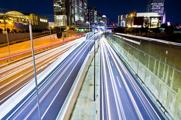 Foto vista ad alto angolo delle tracce luminose sulla strada di notte