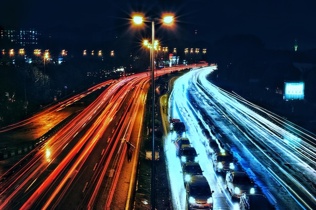 Foto vista ad alto angolo delle tracce luminose sulla strada di notte