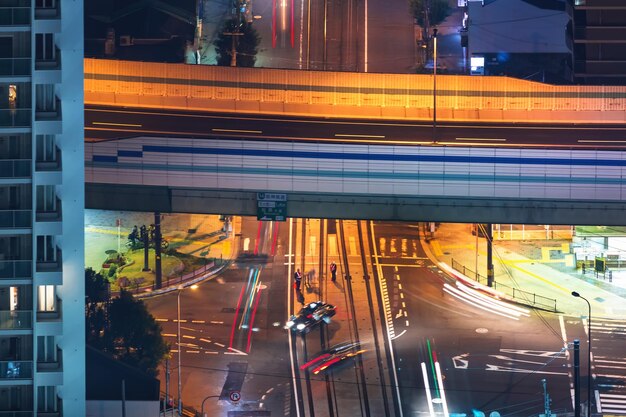 Foto vista ad alto angolo delle tracce luminose sulla strada di notte